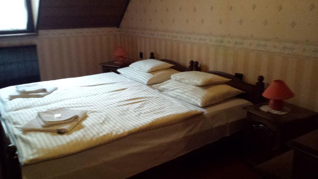 Bed and Breakfast Kocsis Panzio Es Etterem Комаром Номер фото
